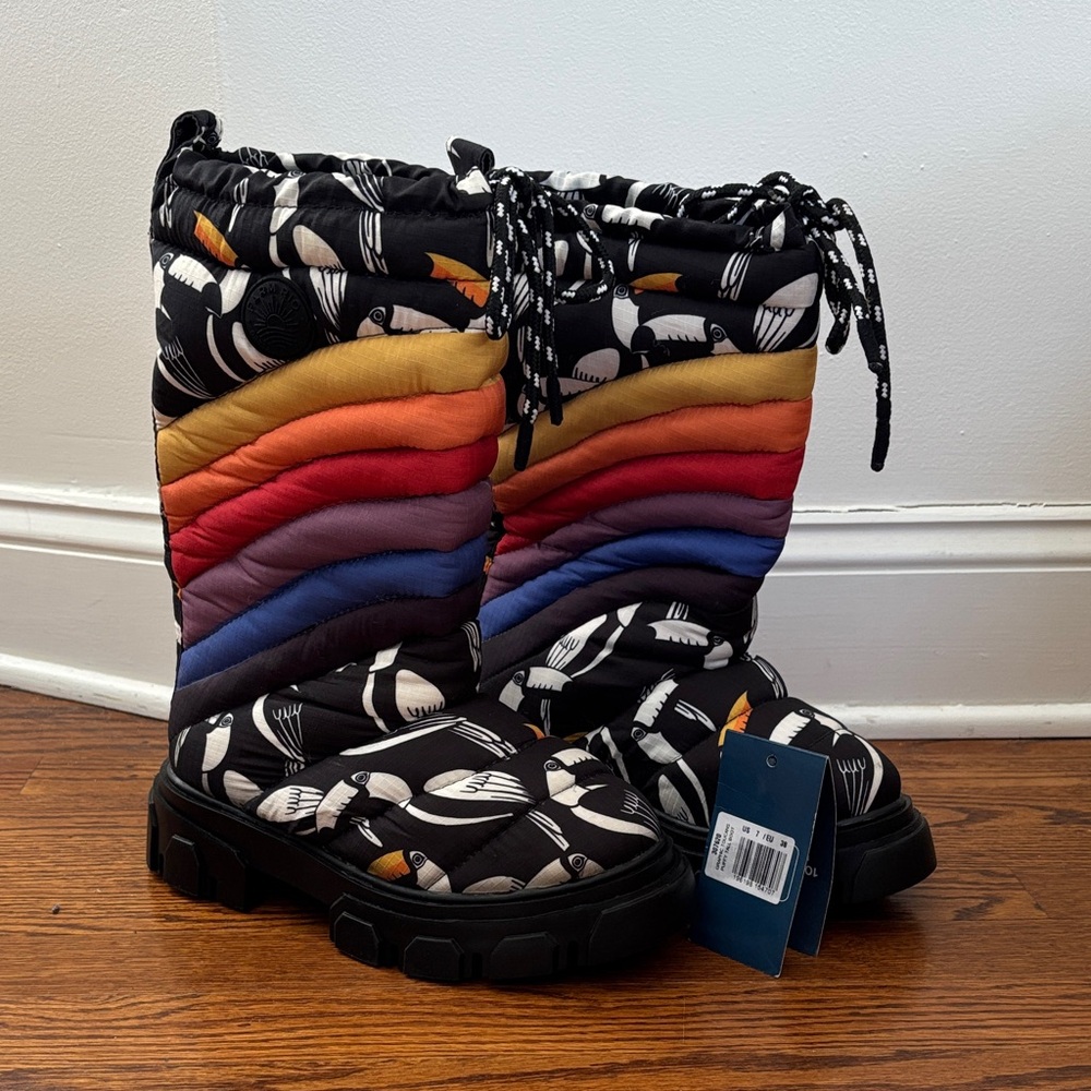 Farm Rio Puffy Snow Boots Rainbow Sz 7 Graphic Toucans Tall Boots
